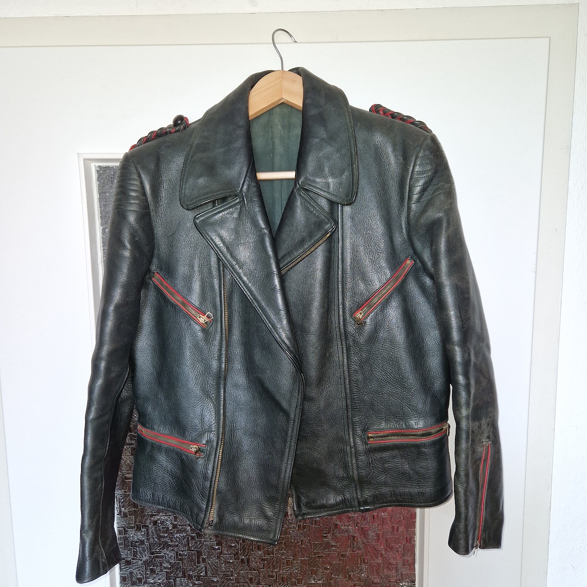 Blouson à poches rouges.jpg